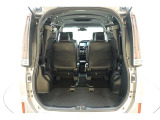3列目シートは跳ね上げ式で折りたたみ可能です。キャンプ用品など大きな荷物もばっちり収納可能です!