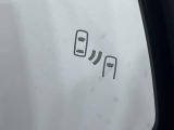 【ブラインドスポットモニター】走行中、ドアミラーの死角になりやすい箇所に後続車が接近するとサイドミラーのレンズに警告を表示!ドライバーに注意喚起をしてくれます。