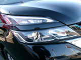 LEDヘッドランプ。夜間ドライブ安心。ハイビームアシスト。ヘッドランプのハイビームとロービームを自動切り替え。常に良好な前方視界の維持をサポート。