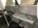 運転席・助手席の背もたれには、2列目シート用にカップホルダー付きの「格納式のシートバックテーブル」を装備しています。休憩時のちょっとした時間などカップを置いたり、小物置きに使えて便利です。