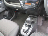 フロアシフトで運転中も操作しやすいですね。