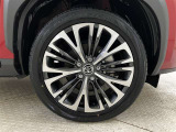 切削光輝18インチの純正のアルミホイールを装着しています。タイヤサイズは215/50R18です。