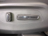 運転席と助手席はパワーシートで、シートの位置・角度・高さ(前・後)を好みに合わせて電動で細かく調節可能です。