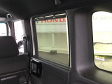 後席には、日射しのさしこみをやわらげてくれるロールサンシェイドが付いています。