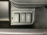 エアコン操作パネルの下に、スマートフォンなどの充電可能なUSB端子が2個、音源などの外部入力の可能なUSB端子が1個ついています。移動中に充電もできるので便利です。