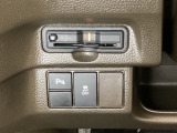 ハンドルの左下にETCとHondaセンシング用の、VSA(ABS+TCS+横滑り抑制)解除スイッチなどがついています。高速道路の料金所の通過も楽々です。 カードの取り出しもしやすい場所についています。