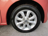 日産純正のアルミホイールが装着されてます。ボディデザインとマッチしておりおしゃれです。