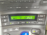 【オートエアコン】一度お好みの温度に設定すれば、車内の温度を検知し風量や温度を自動で調整。暑い&hellip;寒い&hellip;と何度もスイッチ操作をする必要はありません。快適な車内空間には必須の機能ですね♪