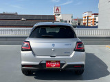 スポーティなバックビュー。ショッピングにレジャーに大活躍!車の詳細はスタッフへおたずねください!