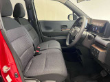 ゆったりと座れる運転席シートですのでストレスなく運転が出来ますよ!