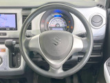 インテリアに合わせたデザインのステアリングは、運転される方のことも考え、運転しやすい形状、大きさです。是非一度、実際に触ってお確かめください。