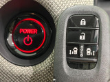 【Hondaスマートキー】カバンやポケットに入れたままでもドアの施錠・解錠が可能なスマートキーを装備。エンジンのオン・オフ時もカギを取り出す必要が無いからとっても便利です♪