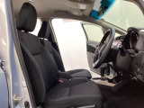 広い足元にゆったり座れるシートには肘掛けも装備しており長距離の運転でも疲れにくくなってます。女性でも運転がしやすいように、シートの高さ調整機能(シートリフター)がついています。