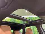 【サンルーフ】開放感たっぷりの希少装備、サンルーフが装着されています!車内に明かりを取り入れたり景色を楽しむ以外にも、車内の空気も簡単に換気できて快適です!