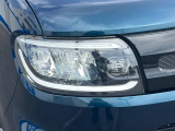 【LEDヘッドライト】悪天候や夜間走行時も良好な視界を確保し安心して運転できる高輝度LEDヘッドライトを装備!点灯速度が早く、消費電力も抑えられています。