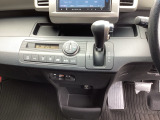 足元スッキリ、インパネシフトです。パーキングブレーキはフットブレーキタイプなので、運転席と助手席の間がスッキリしています。