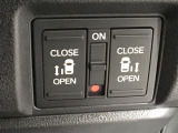 【両側パワースライドドア】両側がパワースライドドアになっており、運転席のスイッチやスマートキーでも開閉が可能です!開口部も広いので乗り降りも楽々♪