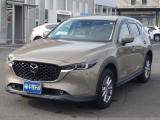 人気のCX-5が入庫しました。2000CCのガソリン車です。ルーフに何か所か薄い凹みがございます。