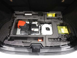 ラゲージ床下にパンク修理キットを装備しております。