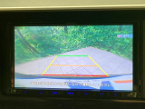 【バックカメラ】駐車時に後方がリアルタイム映像で確認できます。大型商業施設や立体駐車場での駐車時や、夜間のバック時に大活躍!運転スキルに関わらず、今や必須となった装備のひとつです!