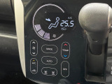 【オートエアコン】一度お好みの温度に設定すれば、車内の温度を検知し風量や温度を自動で調整。暑い&hellip;寒い&hellip;と何度もスイッチ操作をする必要はありません。快適な車内空間には必須の機能ですね♪