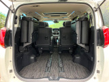 後席を格納すると、これだけの広さが!シーンに合わせたシートアレンジで、大きな荷物も積むことが出来ます♪