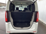 大口なテールゲートです。幅広、低い床面で大きな荷物の出し入れが簡単になります。コンパクトボディーなのに、荷室はこんなに広々!たくさん荷物が積めますよ。