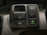 セレクトレバーの右に電子制御パーキングブレーキがあります。スイッチひとつで、停車した地点の傾斜などをシステムが検知・判断してブレーキ力を自動的に最適制御し、しっかり停車できるパーキングシステムです。