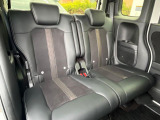 後部座席も気になるようなキズ・汚れやへたり等、大きなダメージはなく、良好な状態です。
