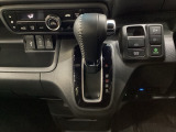CVT車のセレクトレバーです。低速から高速まで、変速ショックのないスムーズな走りを実現するとともに、エンジン効率のよい領域を維持することで燃費にも貢献します。