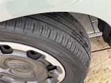 タイヤ残り溝もバッチリ!溝が少ないとスリップしたりブレーキ時の制動距離が長くなってしまいます。交換までまだまだ余裕があるのは経済的にも助かります。