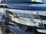 【LEDヘッドライト】悪天候や夜間走行時も良好な視界を確保し安心して運転できる高輝度LEDヘッドライトを装備!点灯速度が早く、消費電力も抑えられています。