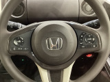 ハンドルにHondaセンシング系のクルーズコントロールやレーンキープアシストなどのスイッチと、オーディオの操作スイッチが装備されています。ハンドルから手を離さず安全に操作できます。