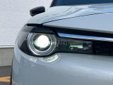 【LEDヘッドライト】悪天候や夜間走行時も良好な視界を確保し安心して運転できる高輝度LEDヘッドライトを装備!点灯速度が早く、消費電力も抑えられています。