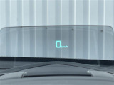 【ヘッドアップディスプレイ(HUD)】フロントウインドウガラスに走行情報を投影します。運転中の目線と重なるように表示されるので、少ない視線移動で速度が確認できるので、 ドライビングに集中できます!