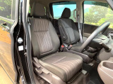 運転席まわりには十分なスペースがあり、大柄な方でもゆったり運転していただける環境です。