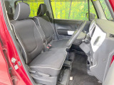 運転席シート廻りは使用感も少なく、良好な状態となっています。丁寧に使われていたことがよくわかりますね。後部座席も気になるようなキズ・汚れやへたり等、大きなダメージはなく、良好な状態です。