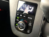【オートエアコン】一度お好みの温度に設定すれば、車内の温度を検知し風量や温度を自動で調整。暑い&hellip;寒い&hellip;と何度もスイッチ操作をする必要はありません。快適な車内空間には必須の機能ですね♪