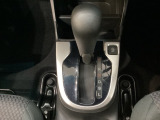 CVT車のセレクトレバーです。低速から高速まで、変速ショックのないスムーズな走りを実現するとともに、エンジン効率のよい領域を維持することで燃費にも貢献します。