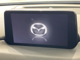 【8インチマツダコネクト】車内の雰囲気にマッチした大型のディスプレイ。スマホ接続でのナビ使用やBluetooth再生等、様々な機能が楽しめます。直感的なダイヤル操作が可能で、使い勝手も良好です。