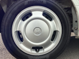 スチールホイールには、ホイールトリム(ホイールカバー)が付いています。