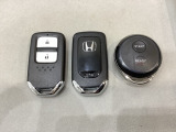 スマートキーを装備しています。鍵を差し込むことなくドアロックの開け閉めと、スタートボタン操作でのエンジンスタートができます。加えて、純正リモコンエンジンスターター用の操作キーもついています。