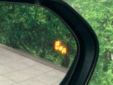 【ブラインドスポットモニター】走行中、ドアミラーの死角になりやすい箇所に後続車が接近するとサイドミラーのレンズに警告を表示!ドライバーに注意喚起をしてくれます。