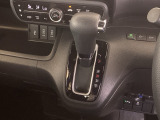 自然に手が届き、操作性の良いインパネシフトに、パーキングブレーキは、フットブレーキタイプなので、運転席と助手席の間はすっきりしています。