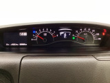 スピードメーターとタコメーターを大きく配した見やすいメーター部になっています。左側のインフォメーション画面でオドメーターや燃費などの情報を確認できます。