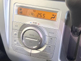 【オートエアコン】一度お好みの温度に設定すれば、車内の温度を検知し風量や温度を自動で調整。暑い&hellip;寒い&hellip;と何度もスイッチ操作をする必要はありません。快適な車内空間には必須の機能ですね♪