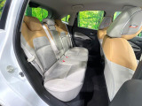 後部座席も気になるようなキズ・汚れやへたり等、大きなダメージはなく、良好な状態です。