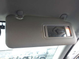運転席サンバイザーには鏡が付いてます。 便利です!