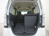 2列目シートは左右独立で倒すことができます。3人乗車状態でより多くの荷物を積むことができます。