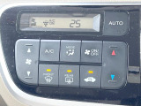 【オートエアコン】一度お好みの温度に設定すれば、車内の温度を検知し風量や温度を自動で調整。暑い&hellip;寒い&hellip;と何度もスイッチ操作をする必要はありません。快適な車内空間には必須の機能ですね♪